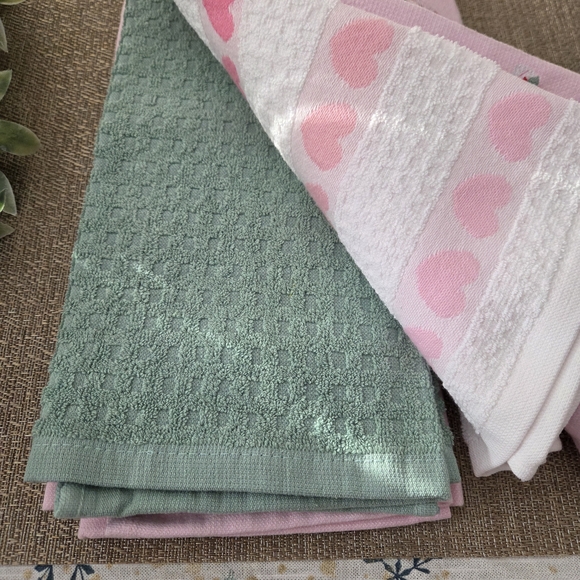 Cupcakes & Cashmere Pink Festive Kitchen Towel - Picture 3 of 6